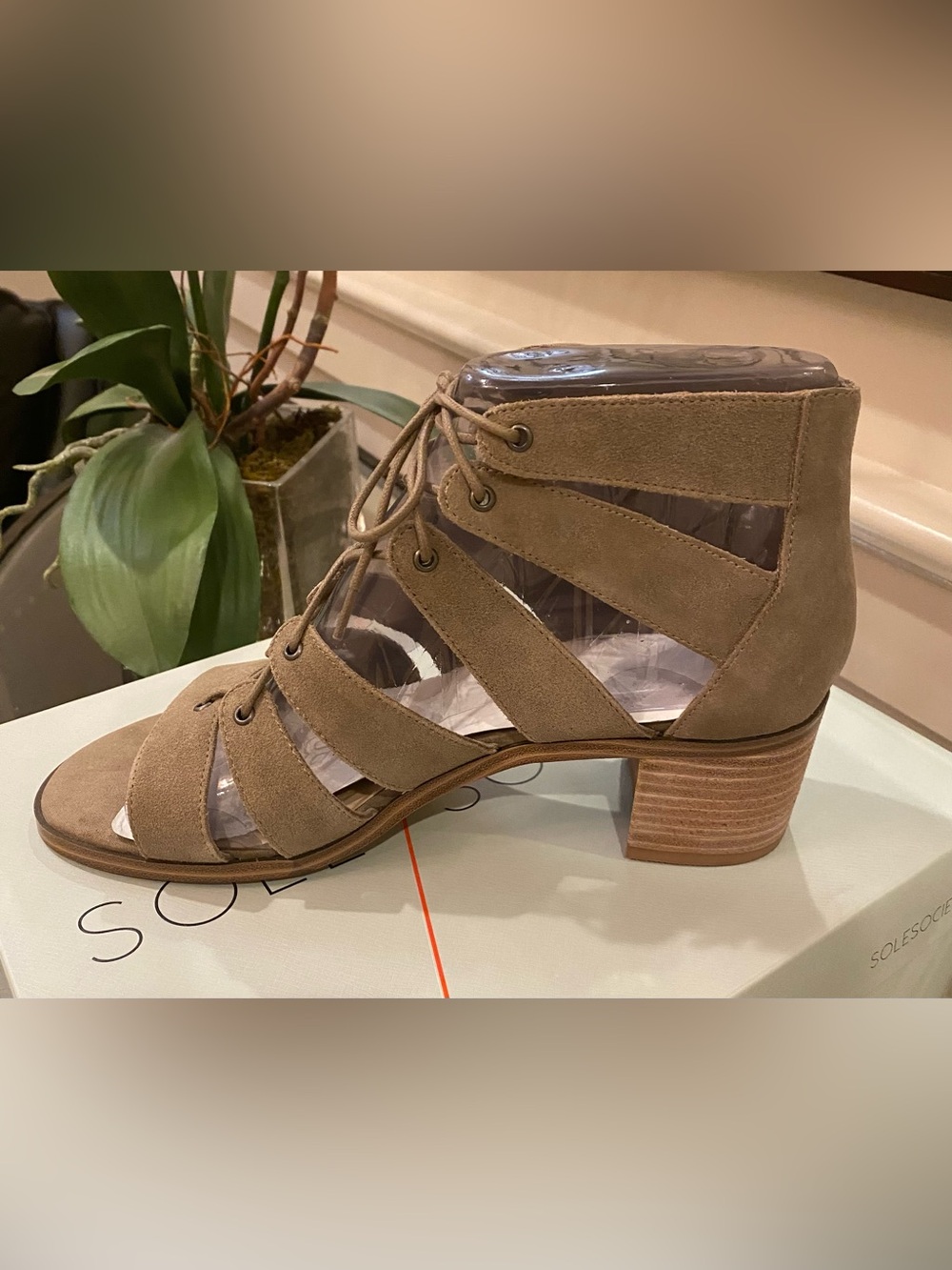 NWT *SOLE SOCIETY* Suede *LEIGH* Sandals … *TAUPE* … Size: 8.5 M